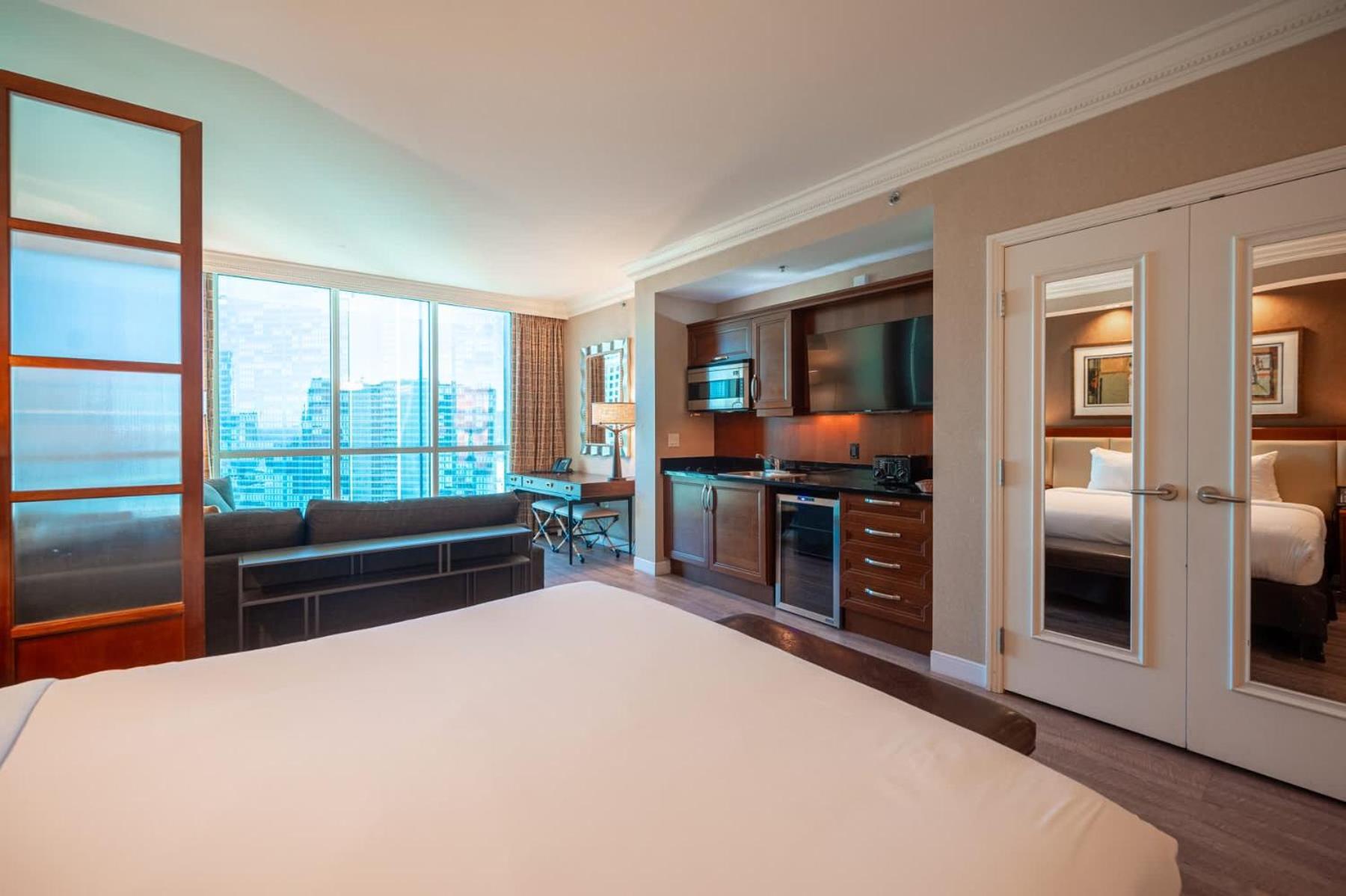 Apartment No Fee Strip View Suite& Free Valet& Pool