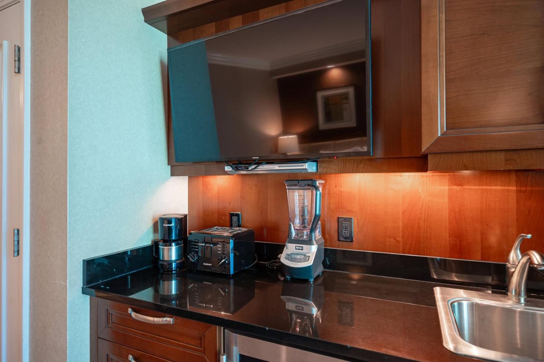 No Fee Strip View Suite& Free Valet& Pool Apartment *